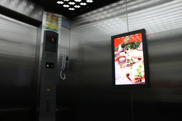 電梯廣告機圖片.jpg 電梯廣告機圖片.jpg
